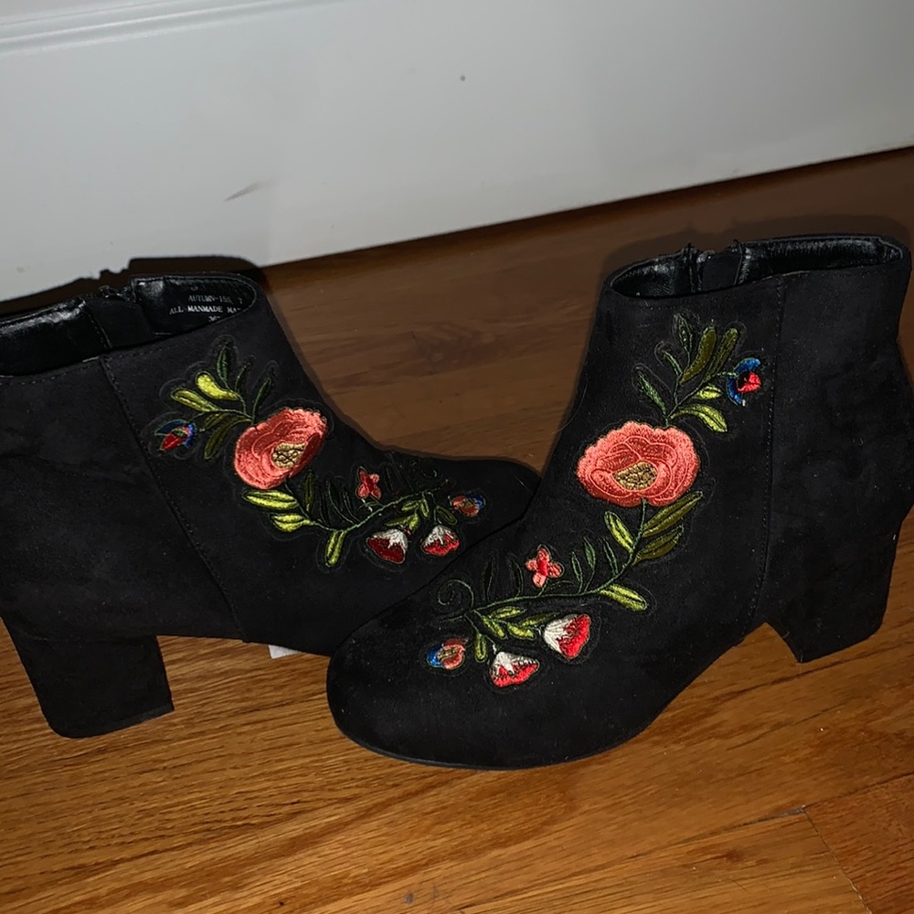 Black Velvet Floral Detailed Booties